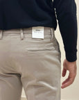 FW25 BRO-SHIP PANTALONE MIAMI CAPRI IN RASO DI COTONE ARGILLA