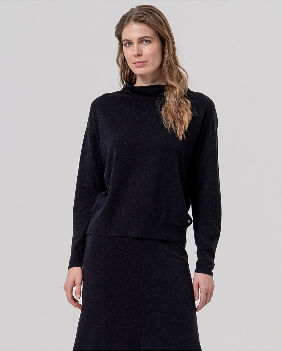 Maglione con collo alto in maglia di cotone Nero - cod.  556BAZE235_00 - SURKANA