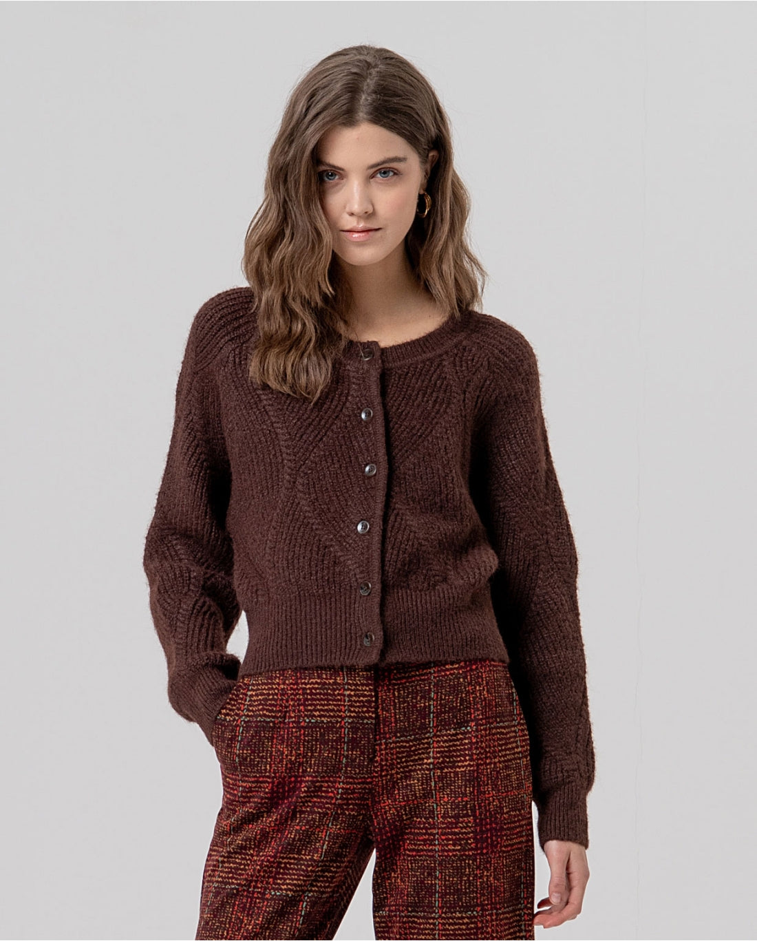 Cardigan girocollo con trecce Cioccolato - cod. 566SANI333_84 - SURKANA