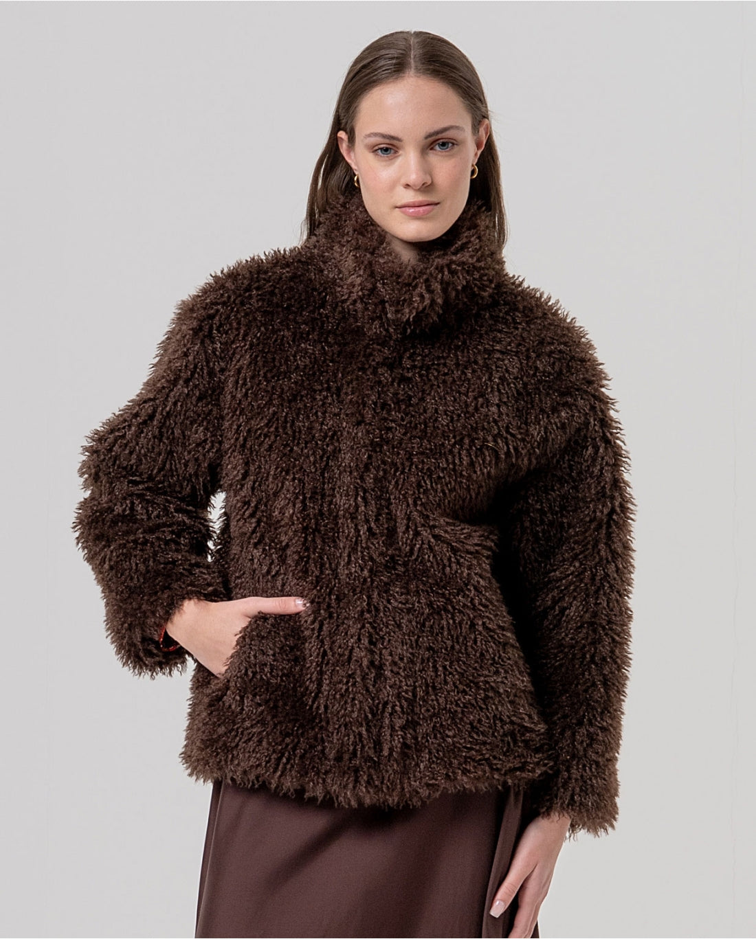 Cappotto in pelliccia con collo alto Cioccolato - cod.566SAPE421 - SURKANA