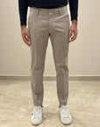 FW25 BRO-SHIP PANTALONE MIAMI CAPRI IN RASO DI COTONE ARGILLA