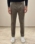 FW25 BRO-SHIP PANTALONE CHICAGO CAPRI IN RASO DI COTONE FANGO