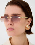 Orecchini a lobo in resina beige